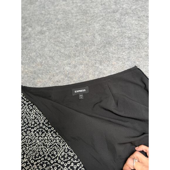 Express Women’s Skirt Size 12 Black White Embroidered A-Line Mini Scalloped Hem - Picture 3 of 6
